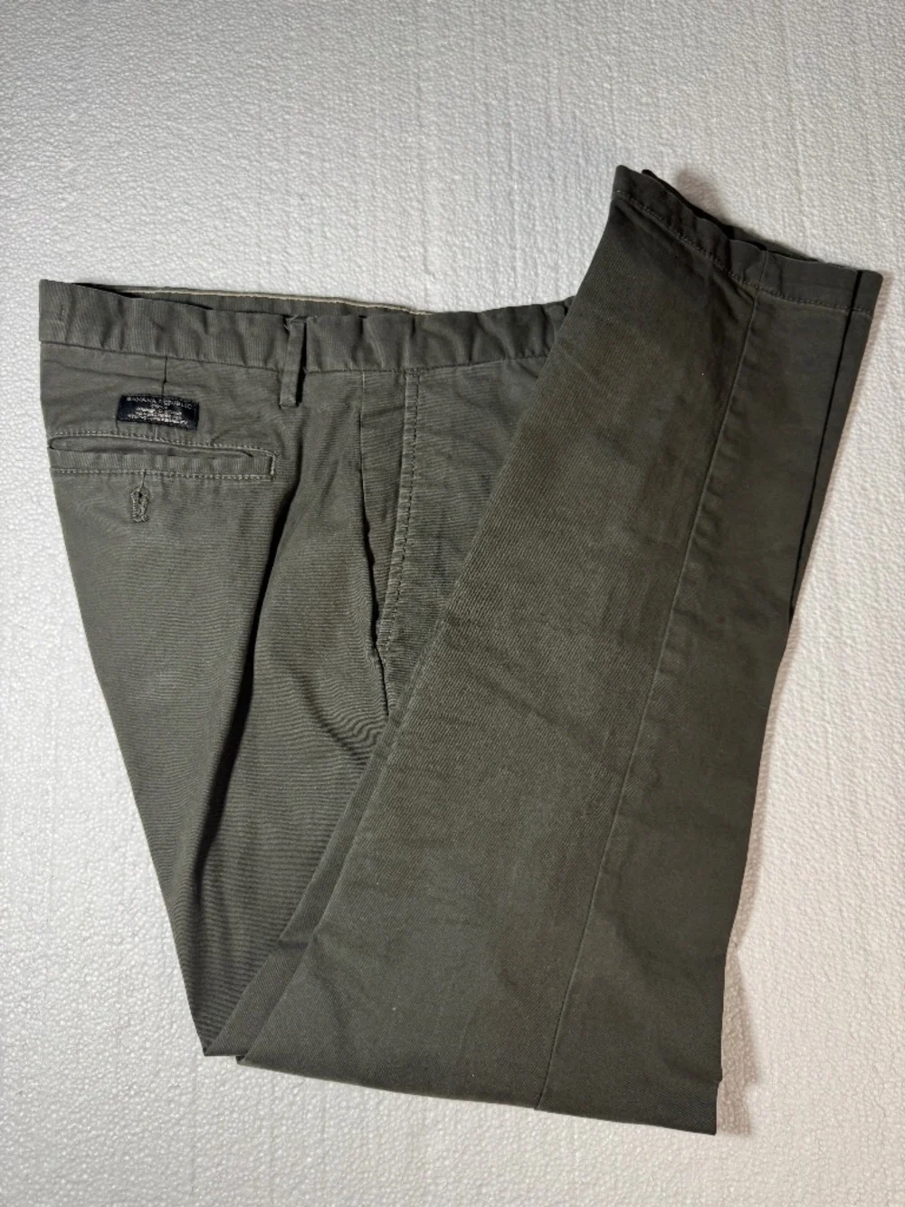 Banana Republic lived-in Men’s Olive Chinos - Classic Straight Fit